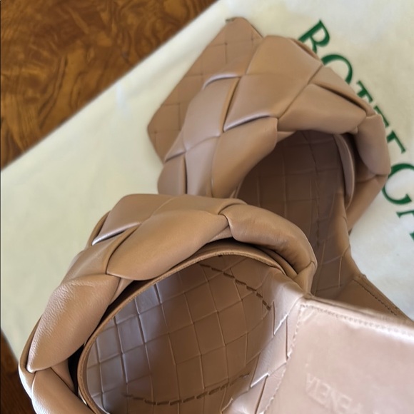 🌸🌺Bottega Veneta 🌸🌺 Tan Leather Heels with Woven Design - Picture 16 of 16